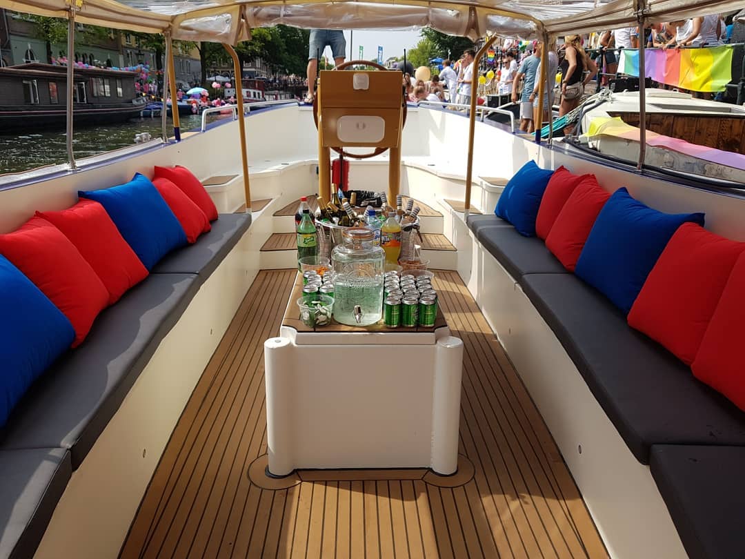 A luxurious electric private boat tour in Amsterdam